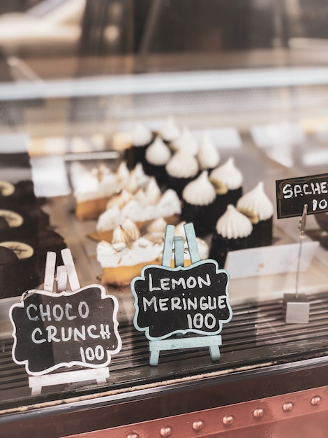 Pastelería con variedad de postre de choco crunch, limón merengue