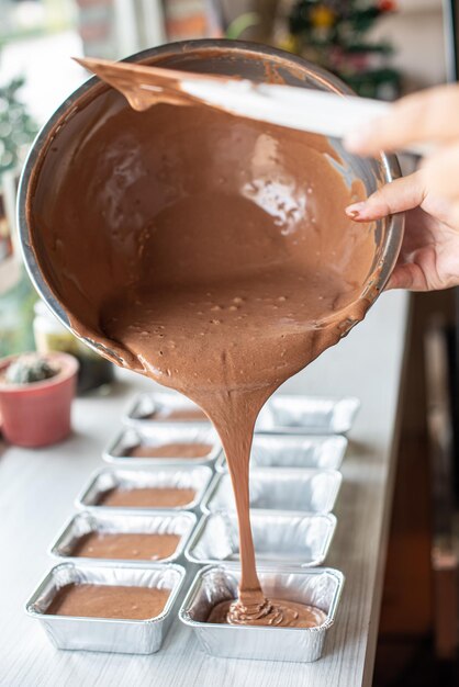 Pastelero en la cocina decorando un pastel de chocolate