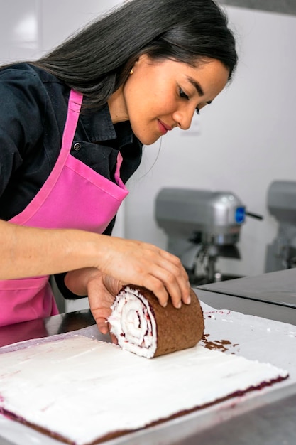 Pastelero colombiano enfocado en el trabajo