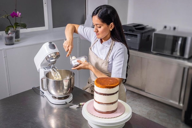 Pastelero colombiano mezcla ingredientes con un procesador de alimentos