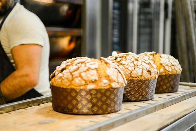 Foto pastelero panadero horneado artesanal pequeño grupo de pan dulce italiano típico de la época navideña