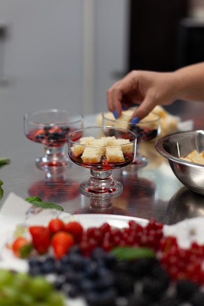 El pastelero prepara una bagatela en la cocina