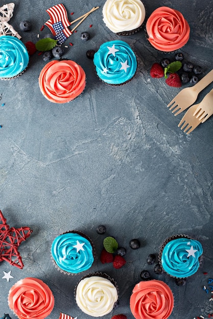 Foto pasteles con la bandera estadounidense para el 4 de julio.