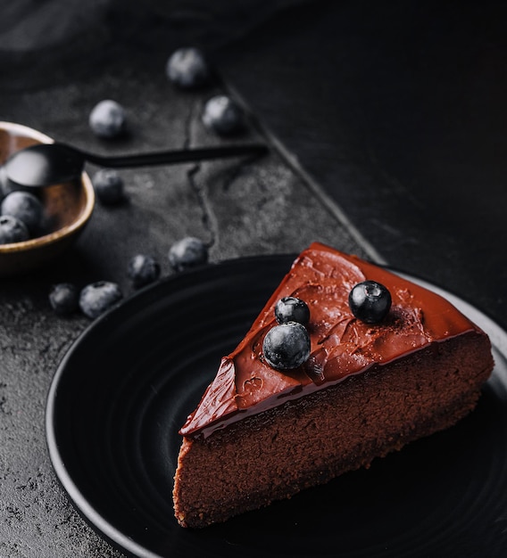 Pasteles de brownie de chocolate con arándanos en un plato