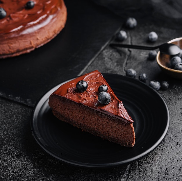 Pasteles de brownie de chocolate con arándanos en un plato