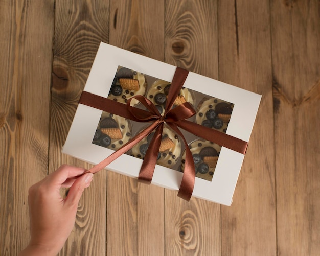 Pasteles en una caja decorada con una cinta de raso