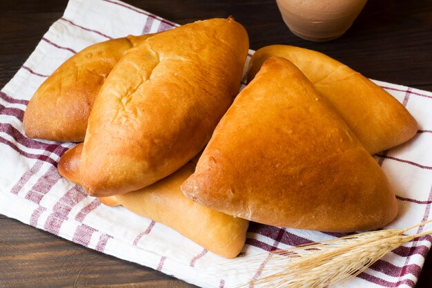 Pasteles calientes, pasteles de mantequilla, comida tradicional rusa.