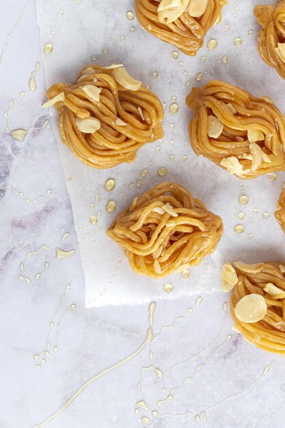 Pasteles caseros de chebakias dulces típicos marroquíes con miel para Ramadán y comida halal de ayuda