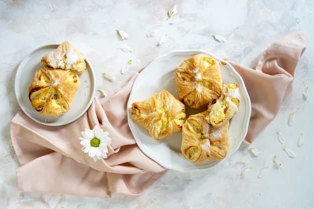 Pasteles caseros hojaldre bollos dulces con requesón taza de té