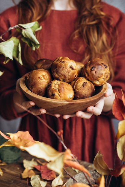 Pasteles caseros de otoño - muffins con relleno de frutas en un cuenco de madera.