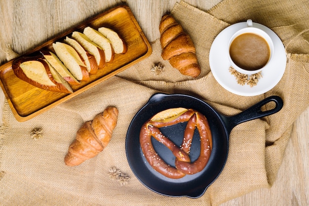 Pasteles caseros con una taza de café