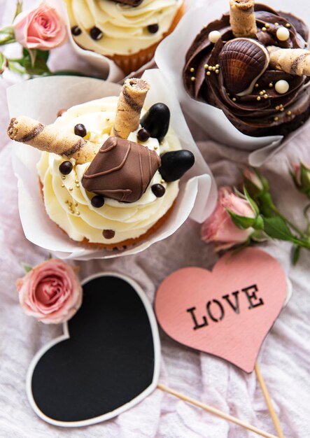 Foto pasteles de chocolate para el día de san valentín sobre un fondo de madera blanca