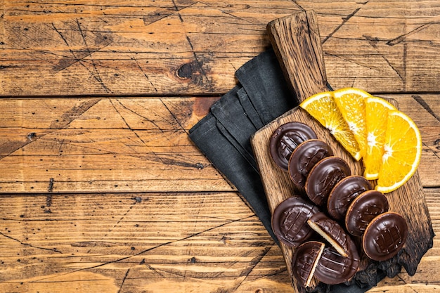 Pasteles de chocolate Jaffa con mermelada con sabor a naranja Fondo de madera Vista superior Espacio de copia