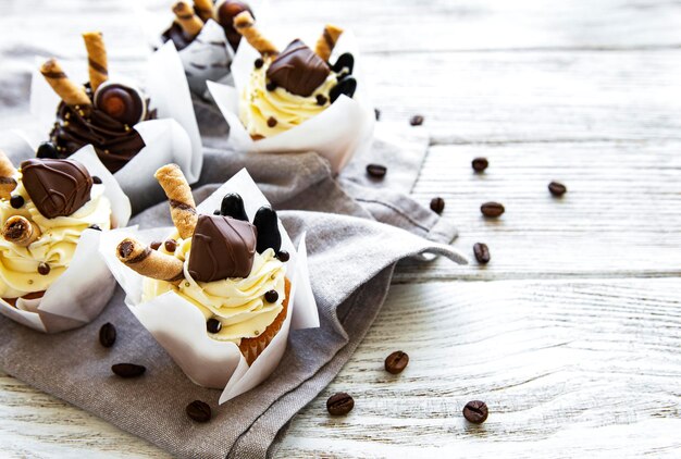 Foto pasteles de chocolate sobre un fondo de madera blanca