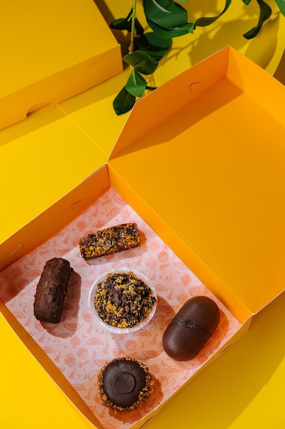 pasteles de chocolate variados en una caja de regalo