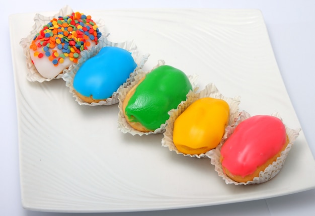 pasteles de crema con esmalte de colores