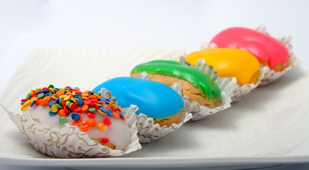 pasteles de crema con esmalte de colores