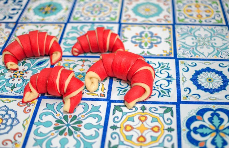 Pasteles de croissants y cornettos recién hechos expuestos en una mesa siciliana azul