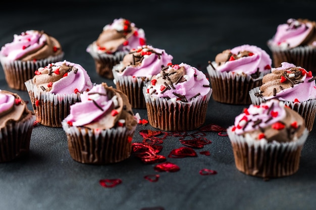 Foto pasteles decorados con una forma de corazón