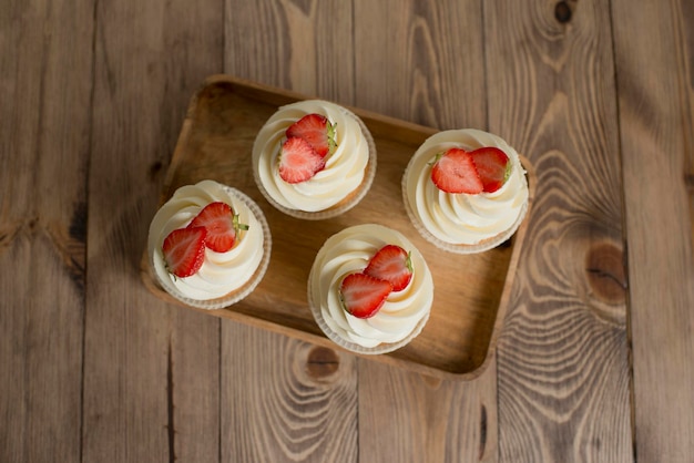 Pasteles decorados con fresas en la mesa