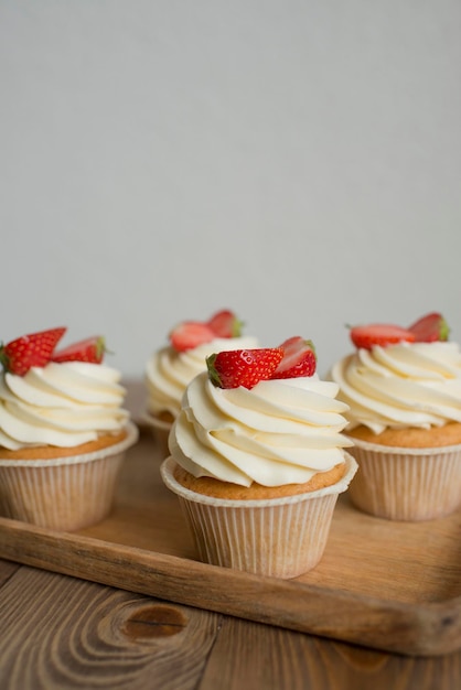 Pasteles decorados con fresas en la mesa