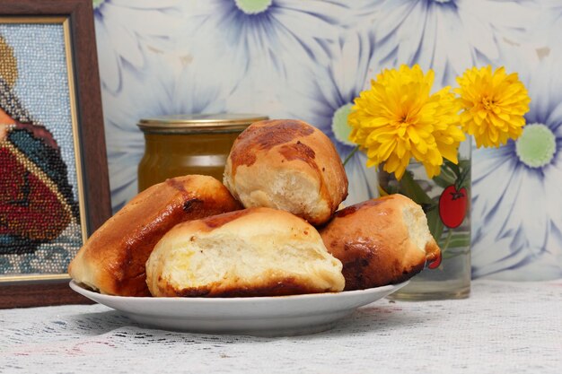 Pasteles de desayuno Plato con tartas dulces de manzana con miel e icono en la mesa Primer plano de tartas de miel en la cocina de la abuela