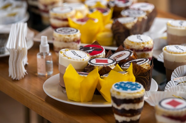Pasteles dulces candy bar para invitados en el restaurante en la mesa de catering