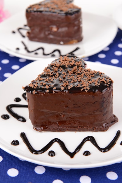 Pasteles dulces con chocolate en un plato en primer plano de la mesa