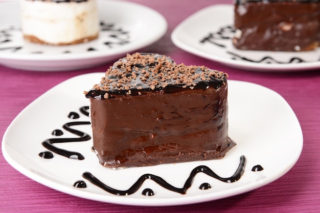 Pasteles dulces con chocolate en un plato en primer plano de la mesa