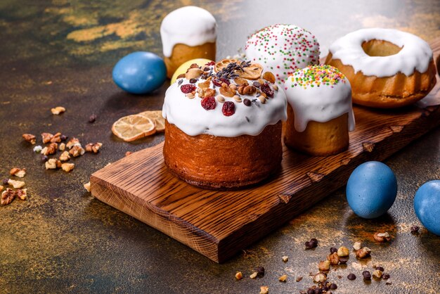 Pasteles festivos con glaseado blanco, nueces y pasas