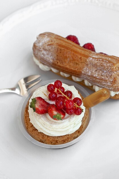 Pasteles franceses en un plato blanco