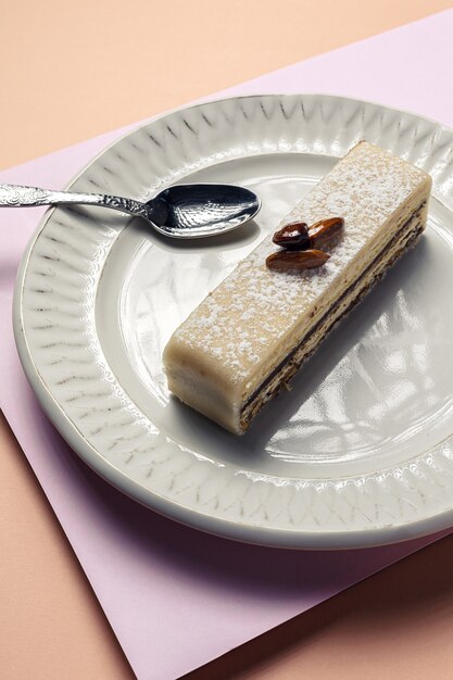 Pasteles franceses tradicionales de lujo con hojas de menta