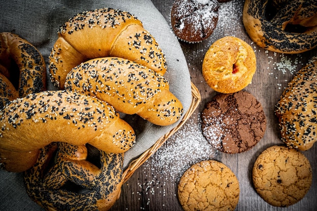 Pasteles frescos bollos cesta de mimbre estilo rústico panadería trigo