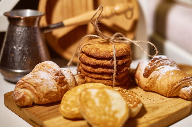 Pasteles frescos para el desayuno Galletas de avena atadas con cuerda de yute y panqueques Estilo retro rústico