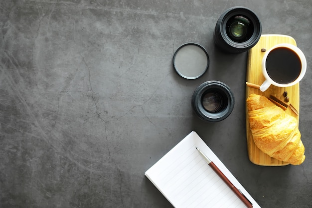 Pasteles frescos en la mesa. Croissant de sabor francés para el desayuno.