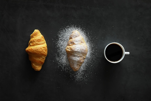 Pasteles frescos en la mesa. Croissant de sabor francés para el desayuno.