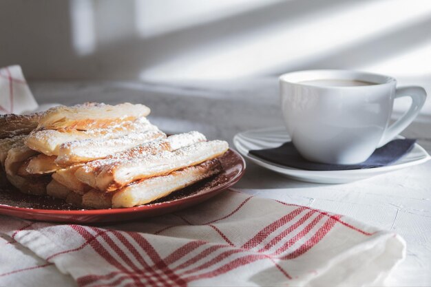 Pasteles frescos y una taza de café blanca