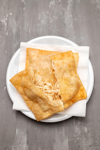 Pasteles fritos típicos brasileños en un plato blanco