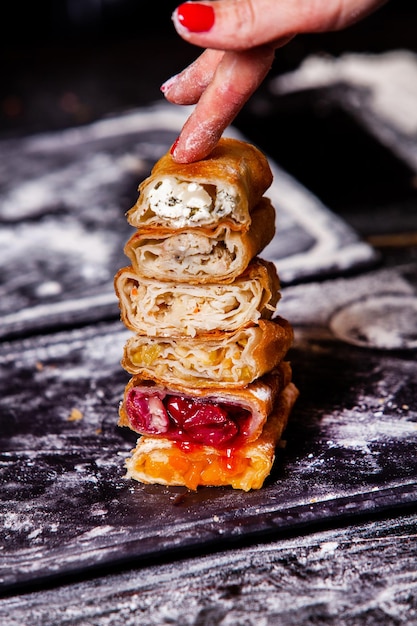 Foto pasteles fritos tradicionales de rumania con patatas queso y repollo comida rumana.