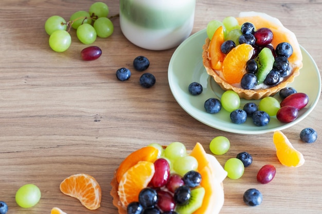 pasteles con frutas en la mesa de madera en la cocina