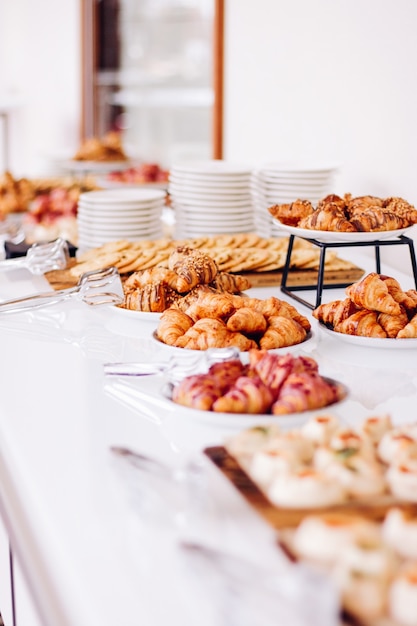 Pasteles galletas y croissants postres dulces servidos en eventos de caridad alimentos bebidas y concepto de menú un ...