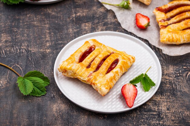 Pasteles de hojaldre dulce con fresa