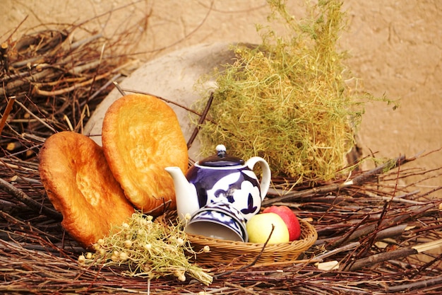 Foto pasteles de horno de barro y té en la naturaleza.