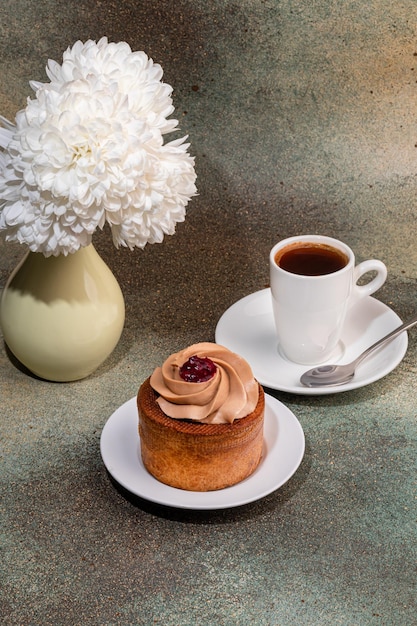 Foto pasteles llenos de crema y mermelada de cerezas caja eclairs año nuevo y concepto de vacaciones copiar espacio