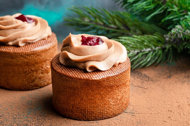 Foto pasteles llenos de crema y mermelada de cerezas caja eclairs año nuevo y concepto de vacaciones copiar espacio