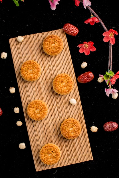 Foto los pasteles de luna en platos