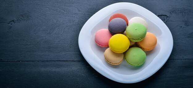 Pasteles de macarons coloridos Sobre un fondo de madera Vista superior Espacio libre para su texto