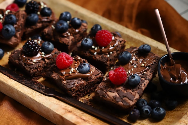 Pasteles de macro brownie con bayas y chocolate encima Delicioso postre de chocolate