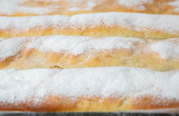 Pasteles de manzana y semillas de amapola se encuentran en una bandeja del horno