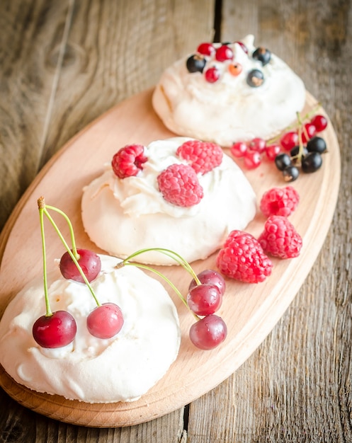 Pasteles de merengue con bayas frescas